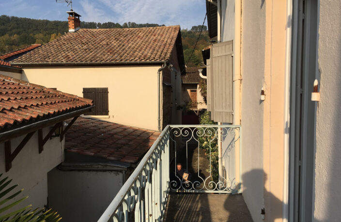Castelmoron sur Lot, dans une rue calme, au premier étage d'un immeuble tranquille composé de deux logements, agréable T3 en bon état de 58,89 m2 comprenant séjour lumineux orienté est, deux chambres dont une grande avec un balcon agréable à l'ouest, sall — photo 5