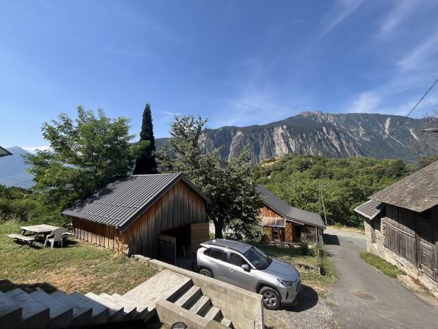 LA TOUR EN MAURIENNE LE CHATEL Beaucoup de charme pour cette maison récente de 145 m2 + superbe terrasse de 40 m2 offrant une vue panoramique imprenable et très ensoleillée — photo du bien