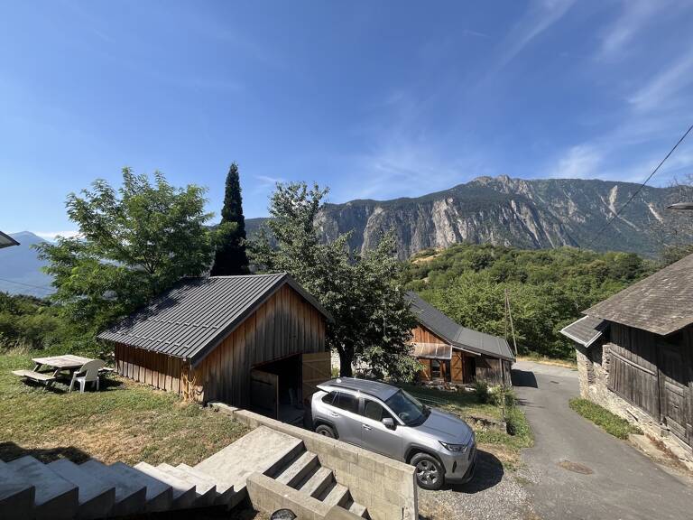 LA TOUR EN MAURIENNE LE CHATEL Beaucoup de charme pour cette maison récente de 145 m2 + superbe terrasse de 40 m2 offrant une vue panoramique imprenable et très ensoleillée — photo 1