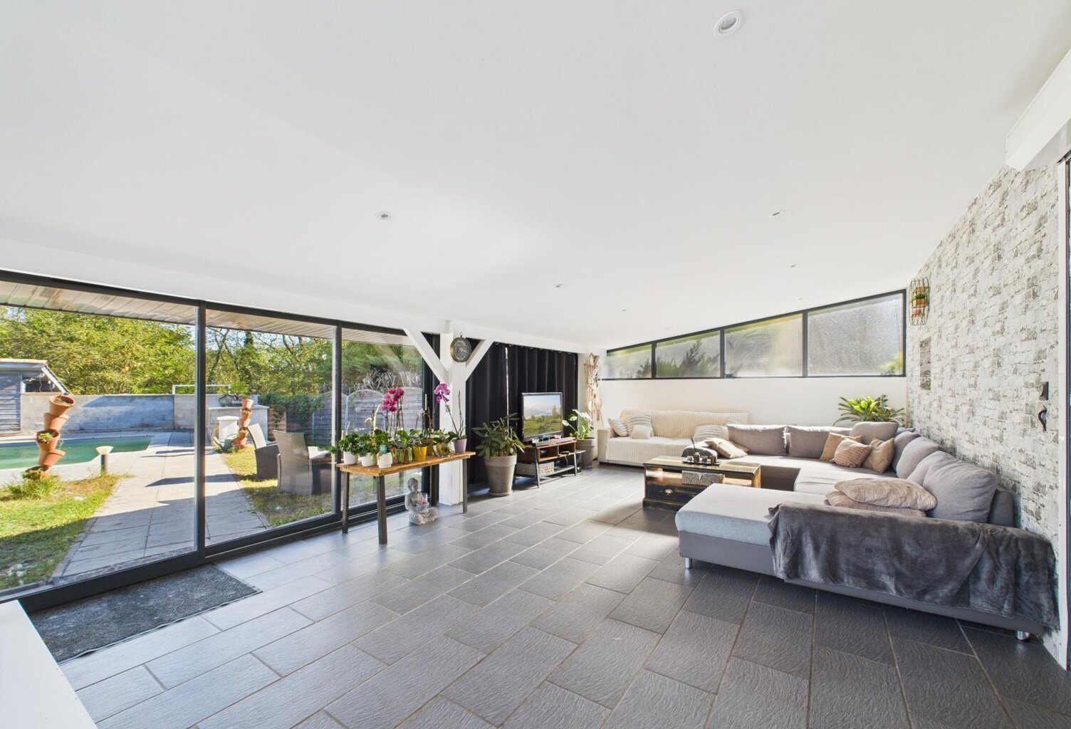 Maison familiale de plain-pied avec piscine, sans vis-à-vis — photo 1