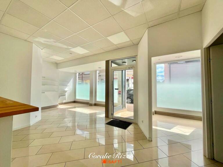 LOCAL COMMERCIAL - A LOUER — photo 1