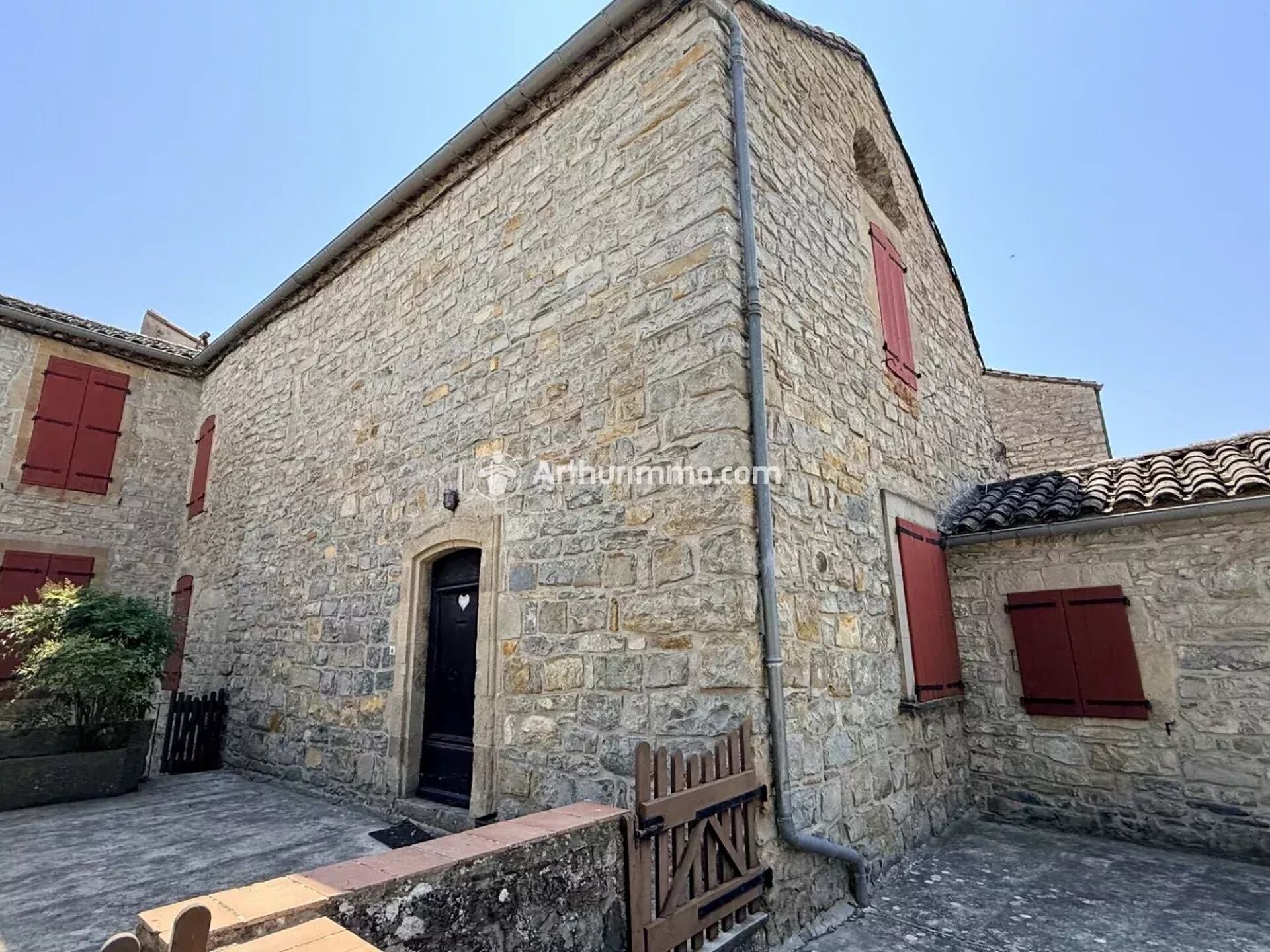 Maison 9 pièces 196 m² · à Saint-Georges-de-Luzençon · 196 m² · 231 000 €