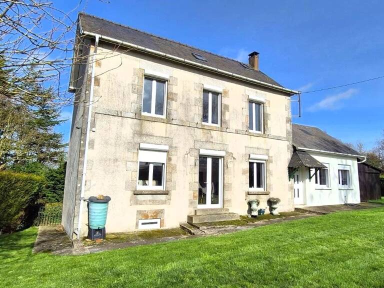 Maison de village indépendante de 4 chambres, comprenant un garage, deux abris de jardin et un barbecue intégré, située sur un terrain de 1 172 m² avec vue sur la campagne — photo 1