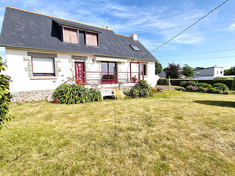 MAISON TRADITIONNELLE AVEC GARAGE ET BEAU JARDIN CLOS — photo 1