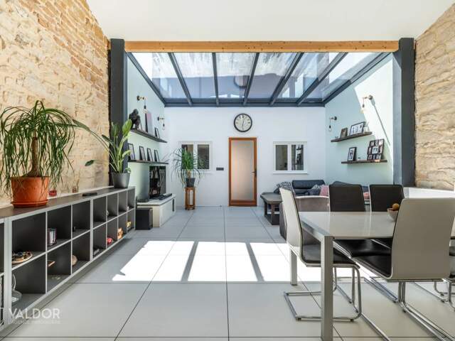 Maison de ville avec deux terrasses et garage — photo du bien