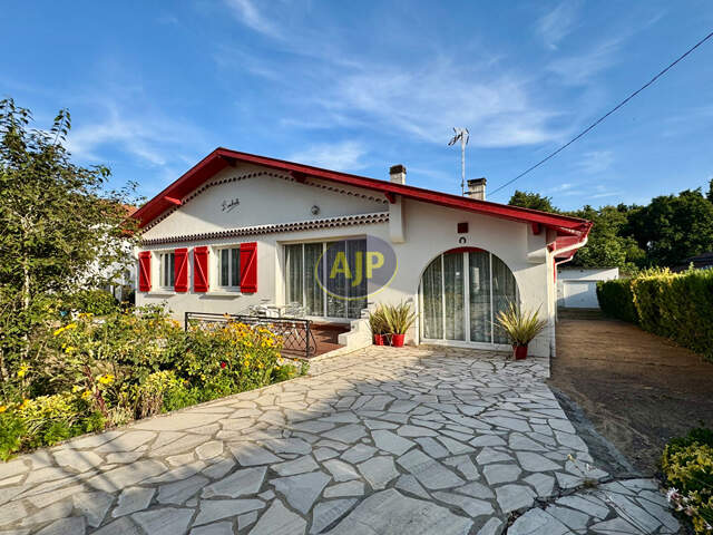 Maison individuelle de plain-pied avec jardin paysagé et beau potentiel — photo du bien