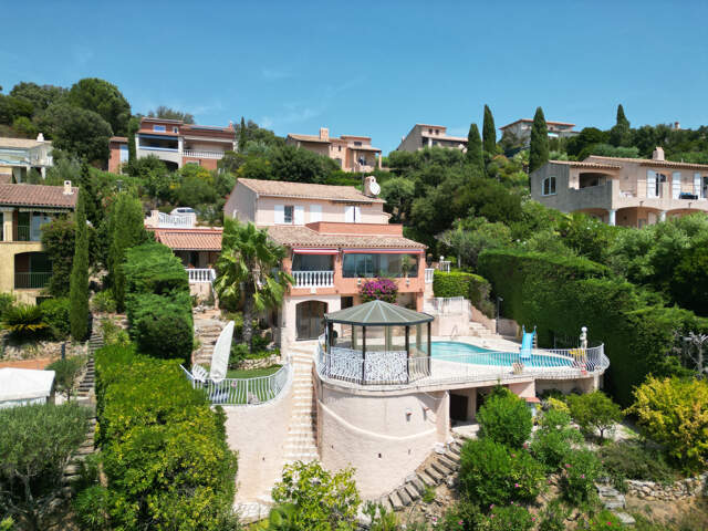 VENTE - LES ISSAMBRES - VILLA VUE MER AVEC DEPENDANCES — photo du bien