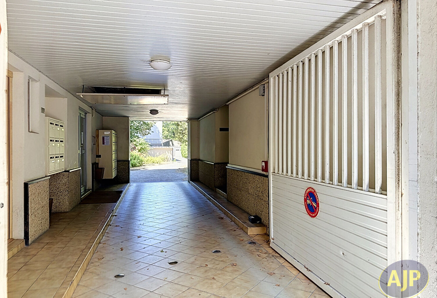 Garage  Fermé - 74, rue du Général BUAT -Nantes — photo 1