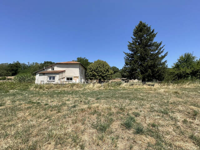 Maison à rénover avec grand terrain attenant en pleine campa — photo du bien