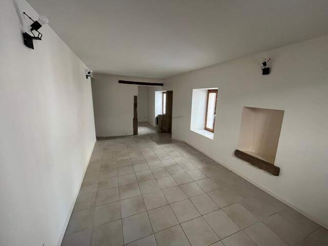 T2 au rez de chaussée d'un immeuble bien situé 38460 CREMIEU — photo du bien