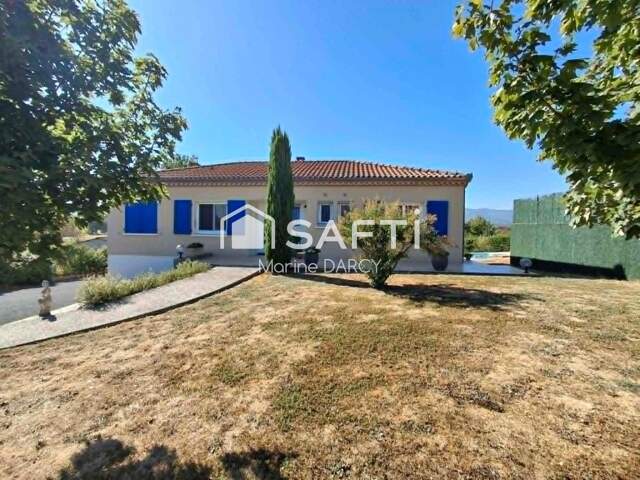 Maison de plain-pied sur 4 455 m² avec piscine, garages et dépendance — photo du bien