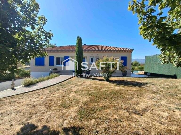 Maison de plain-pied sur 4 455 m² avec piscine, garages et dépendance — photo 1