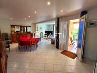 Maison de plain-pied sur 4 455 m² avec piscine, garages et dépendance — photo 3