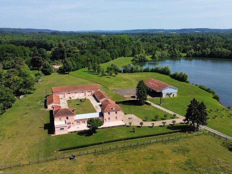 Magnifique propriété de 295 m² implantée sur un domaine de 26 hectares avec 2 étangs — photo 1