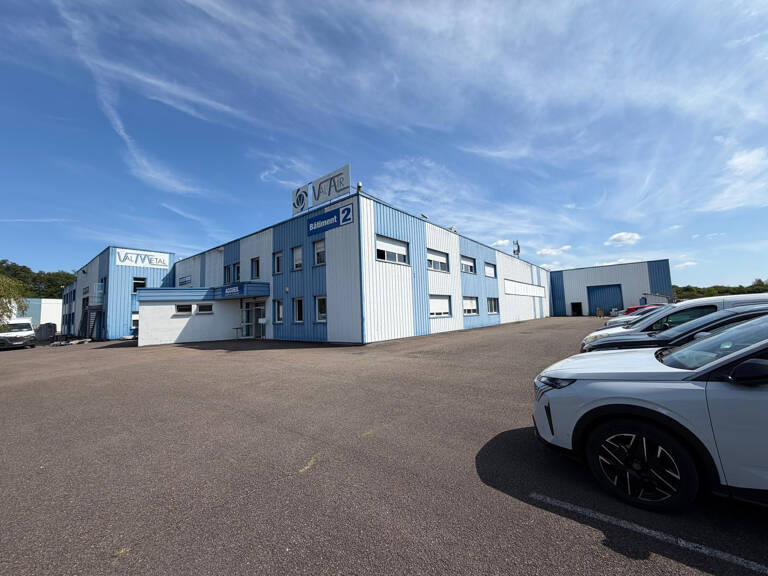Vente ensemble immobilier industriel de 3 660 m2, sur terrai — photo 1