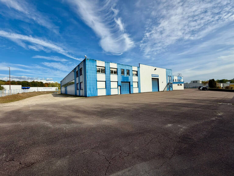 Vente ensemble immobilier industriel de 3 660 m2, sur terrai — photo 1