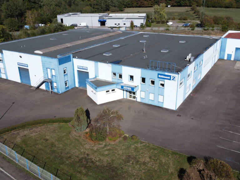 Vente ensemble immobilier industriel de 3 660 m2, sur terrai — photo 1