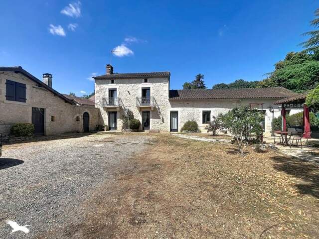Maison en pierre de 4 pièces principales — photo du bien