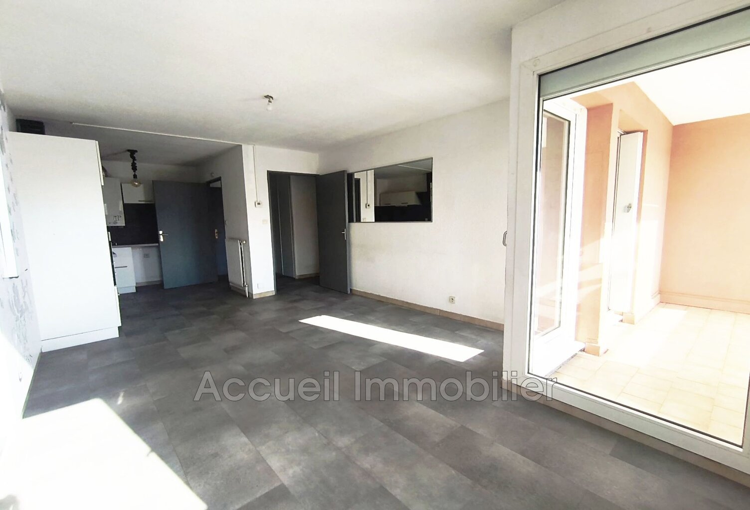 P3 rez-de-chaussée d''environ 55 m² + loggia, en bon état.<BR>Toi — photo 1