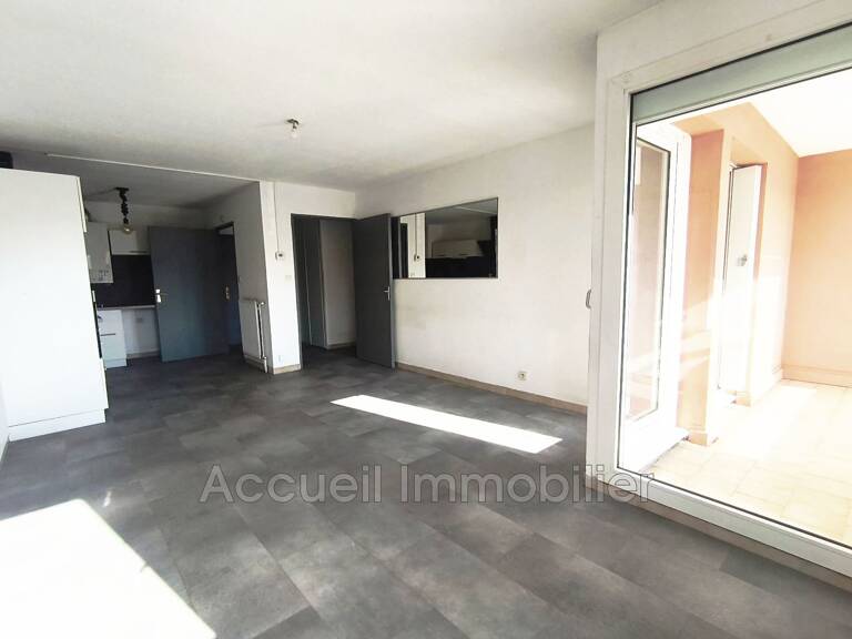 P3 rez-de-chaussée d''environ 55 m² + loggia, en bon état.<BR>Toi — photo 1