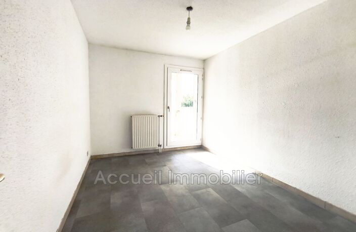 P3 rez-de-chaussée d''environ 55 m² + loggia, en bon état.<BR>Toi — photo 2