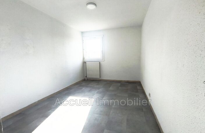 P3 rez-de-chaussée d''environ 55 m² + loggia, en bon état.<BR>Toi — photo 3