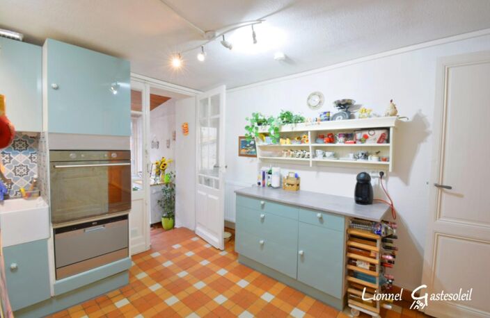 Immeuble rénové avec local commercial sur la commune de Sainte Foy la Grande (33) — photo 2