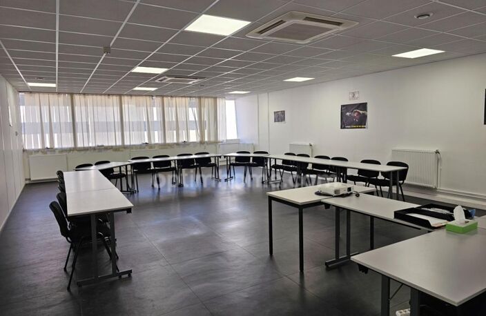 bureau rénové de 115 m2 à vendre à Cergy au prix de 156000 euros — photo 2