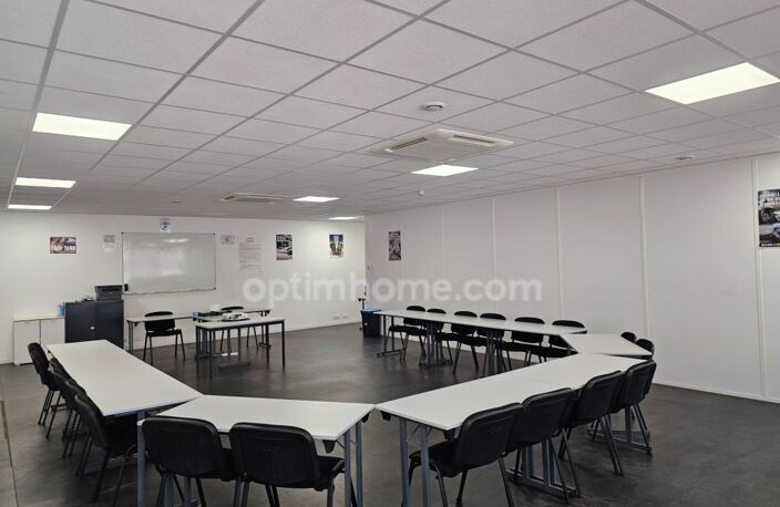 bureau rénové de 115 m2 à vendre à Cergy au prix de 156000 euros — photo 3