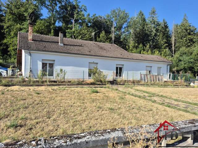 Maison à fort potentiel sur beau terrain — photo du bien