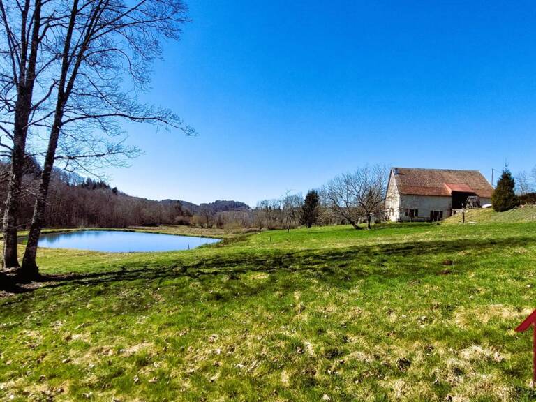 Ancienne ferme à renover avec étang,3 hectares de terrain — photo 1