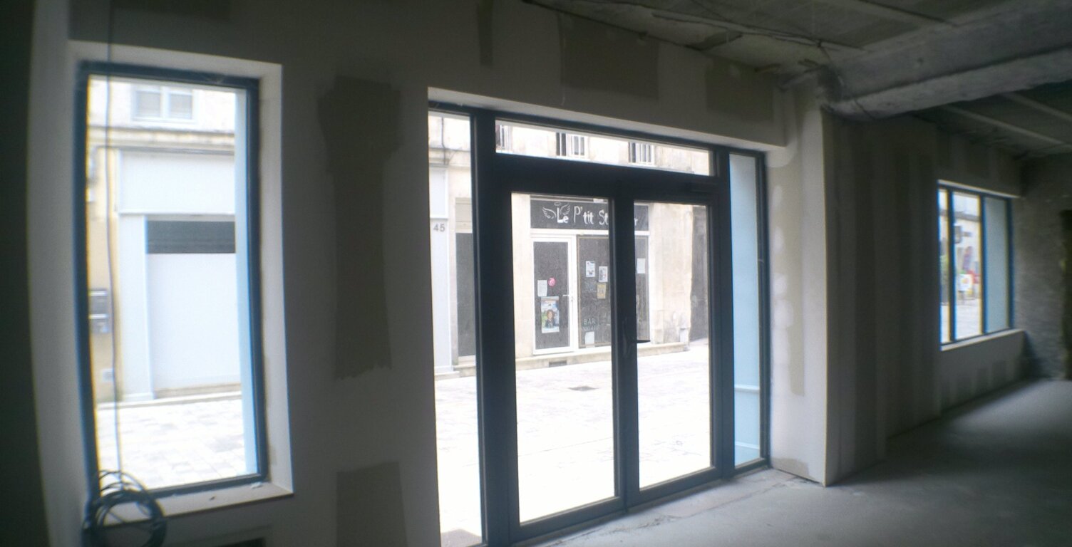 ⚜ COGNAC A Louer Local Commercial Centre Ville Rue Piétonne ⚜ — photo 1