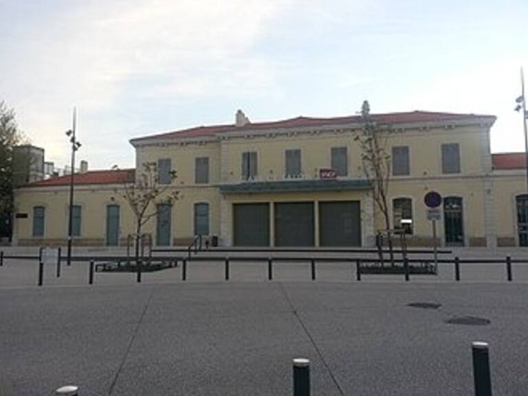 Local/bureau Bail à céder  SALON DE PROVENCE (13)240m² plain pied — photo 1