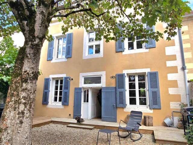 Maison de ville de type 9, surface habitable de 180 m², avec jardin et dépendance — photo du bien