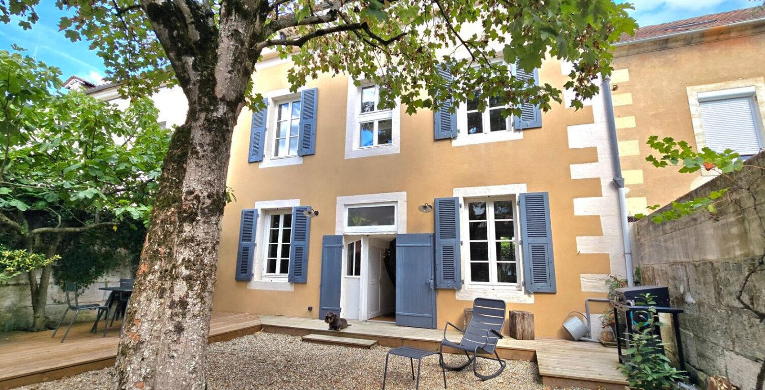 Maison de ville de type 9, surface habitable de 180 m², avec jardin et dépendance — photo 1