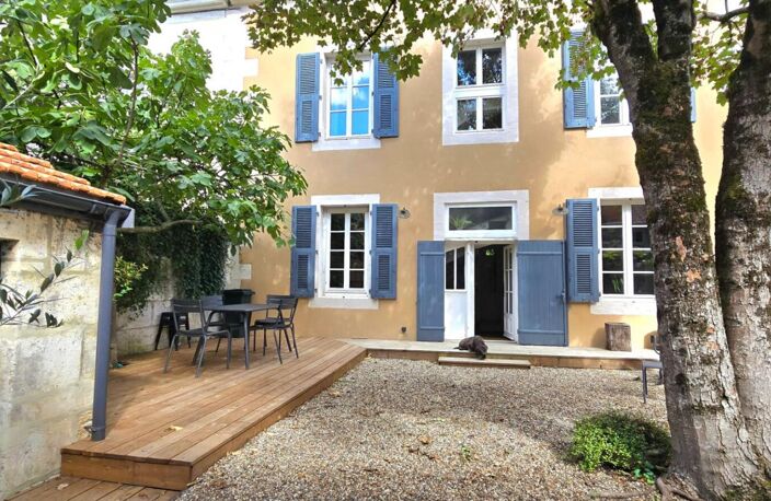 Maison de ville de type 9, surface habitable de 180 m², avec jardin et dépendance — photo 2