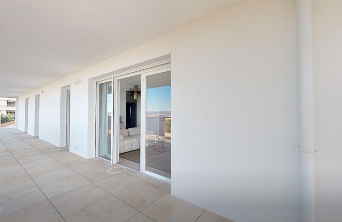 Sète - Face au Bassin de Thau : T4 traversant avec 62 m² de terrasse — photo 4