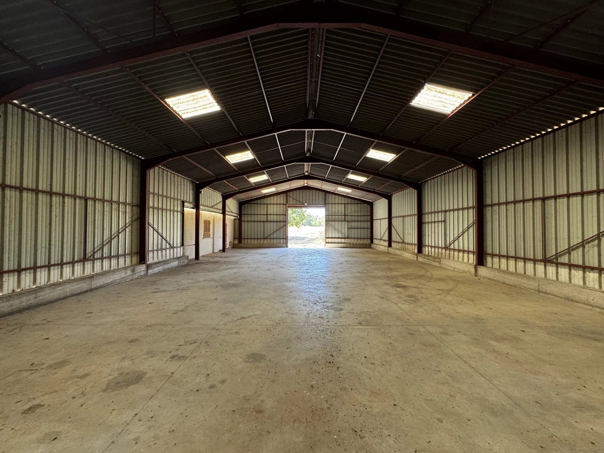 Local commercial 2 pièces 362 m² · à Le Broc · 362 m² · 1 600 €/mois