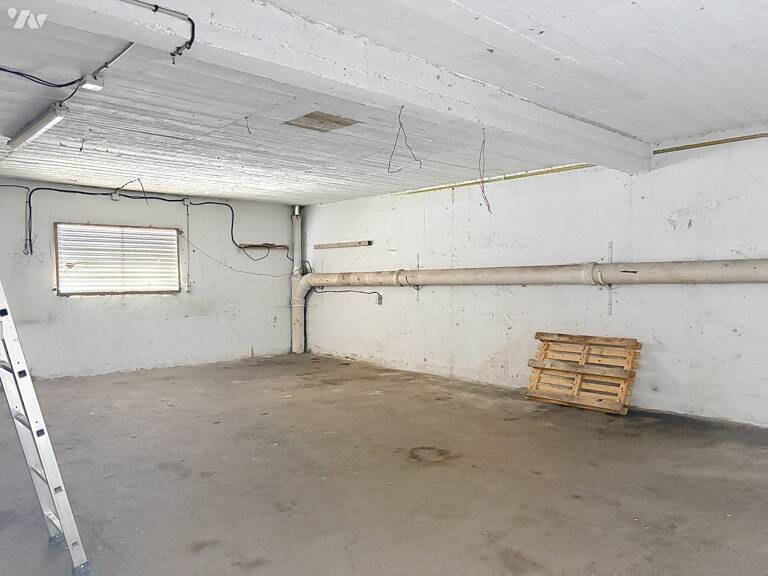 Garage   — photo 1