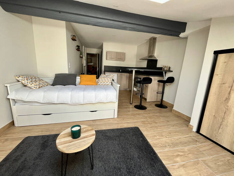 Sainte Livrade sur Lot, studio rénové à NEUF de grande qualité de 21 m² MEUBLÉ.  Situé au deuxième et dernier étage d'un immeuble tranquille, ce studio est lumineux et très bien équipé : cuisine équipée avec hotte, plaques, four, lave-linge, séjour — photo 1
