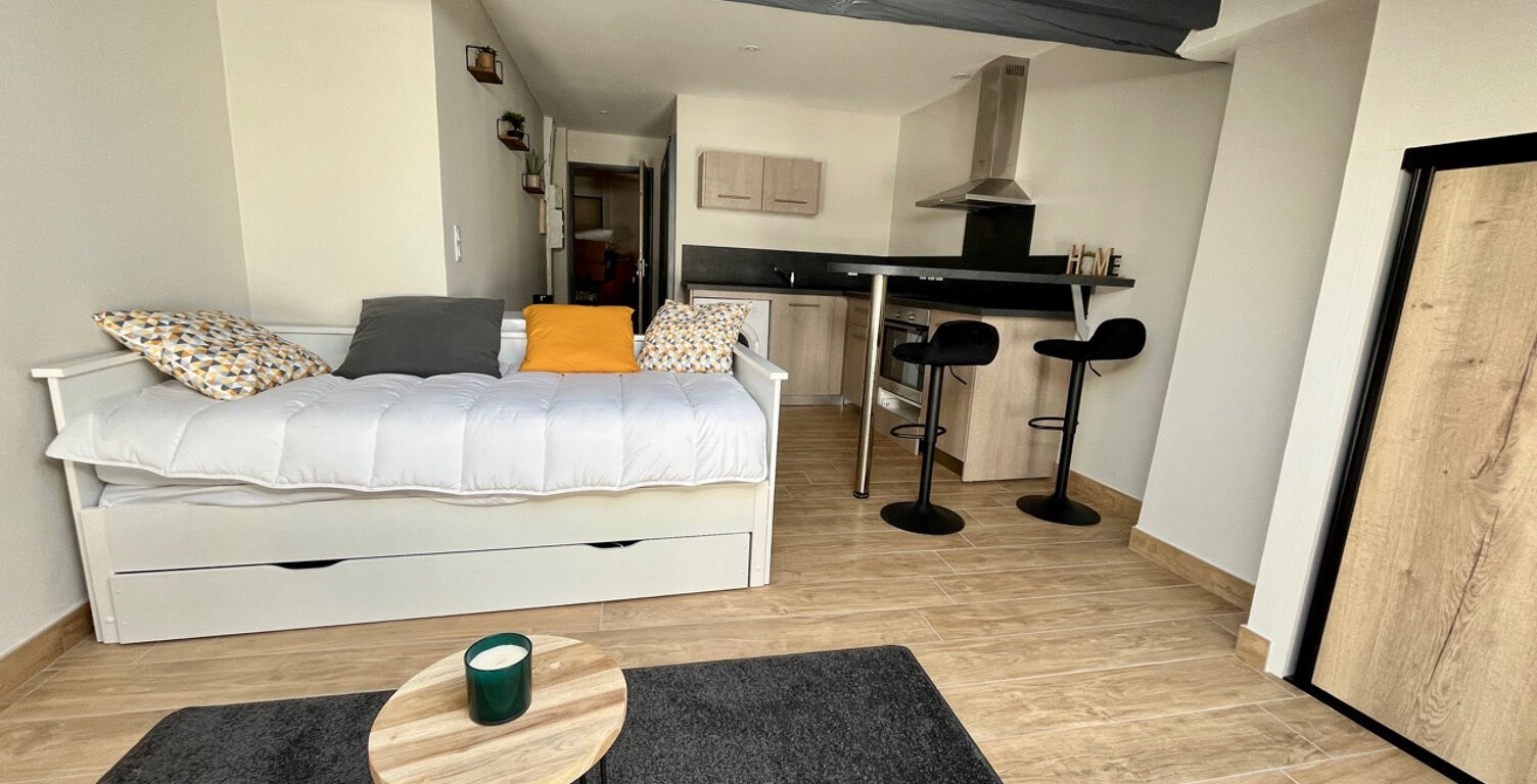 Sainte Livrade sur Lot, studio rénové à NEUF de grande qualité de 21 m² MEUBLÉ.  Situé au deuxième et dernier étage d'un immeuble tranquille, ce studio est lumineux et très bien équipé : cuisine équipée avec hotte, plaques, four, lave-linge, séjour — photo 1