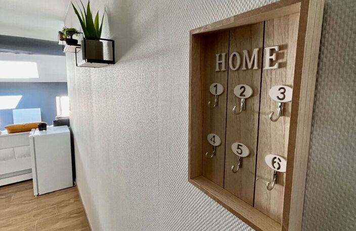 Sainte Livrade sur Lot, studio rénové à NEUF de grande qualité de 21 m² MEUBLÉ.  Situé au deuxième et dernier étage d'un immeuble tranquille, ce studio est lumineux et très bien équipé : cuisine équipée avec hotte, plaques, four, lave-linge, séjour — photo 2