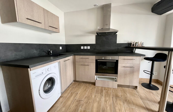 Sainte Livrade sur Lot, studio rénové à NEUF de grande qualité de 21 m² MEUBLÉ.  Situé au deuxième et dernier étage d'un immeuble tranquille, ce studio est lumineux et très bien équipé : cuisine équipée avec hotte, plaques, four, lave-linge, séjour — photo 3