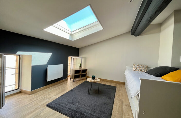 Sainte Livrade sur Lot, studio rénové à NEUF de grande qualité de 21 m² MEUBLÉ.  Situé au deuxième et dernier étage d'un immeuble tranquille, ce studio est lumineux et très bien équipé : cuisine équipée avec hotte, plaques, four, lave-linge, séjour — photo 4
