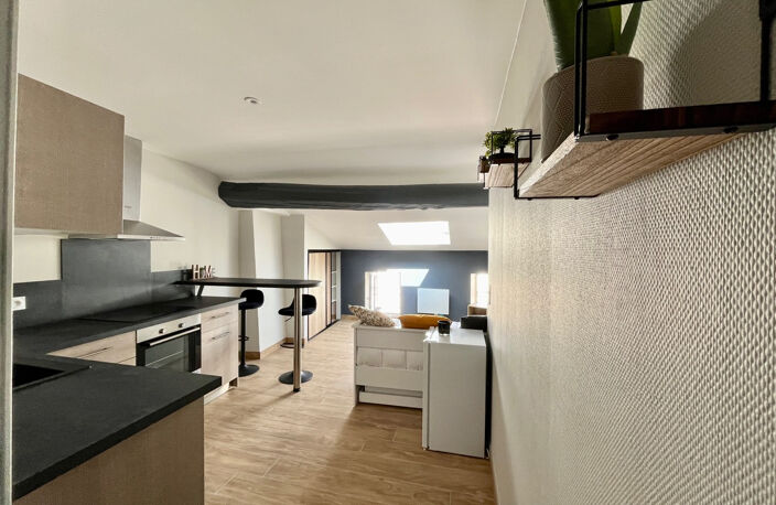 Sainte Livrade sur Lot, studio rénové à NEUF de grande qualité de 21 m² MEUBLÉ.  Situé au deuxième et dernier étage d'un immeuble tranquille, ce studio est lumineux et très bien équipé : cuisine équipée avec hotte, plaques, four, lave-linge, séjour — photo 5