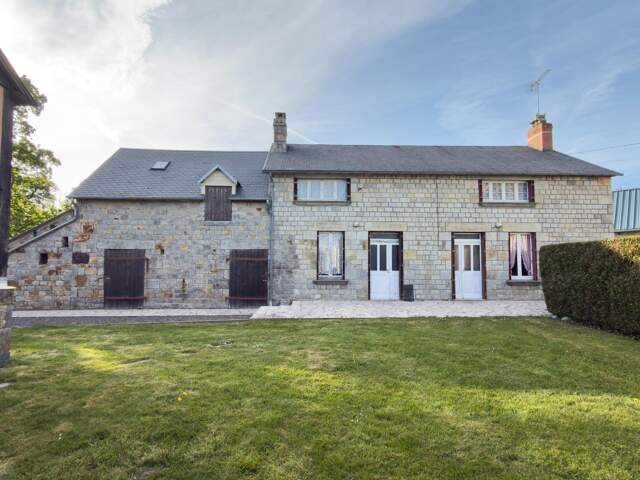 Deux maisons, un seul lieu, une multitude de projets ! Au cœur d'un environnement calme et verdoyant, découvrez cette propriété de caractère composée de deux habitations communicantes, de nombreuses dépendances et d'un agréable terrain de 2 100 m² bordé par un ruisseau. Une opportunité idéale pour une grande famille, un projet de gîtes ou un investissement locatif. — photo du bien