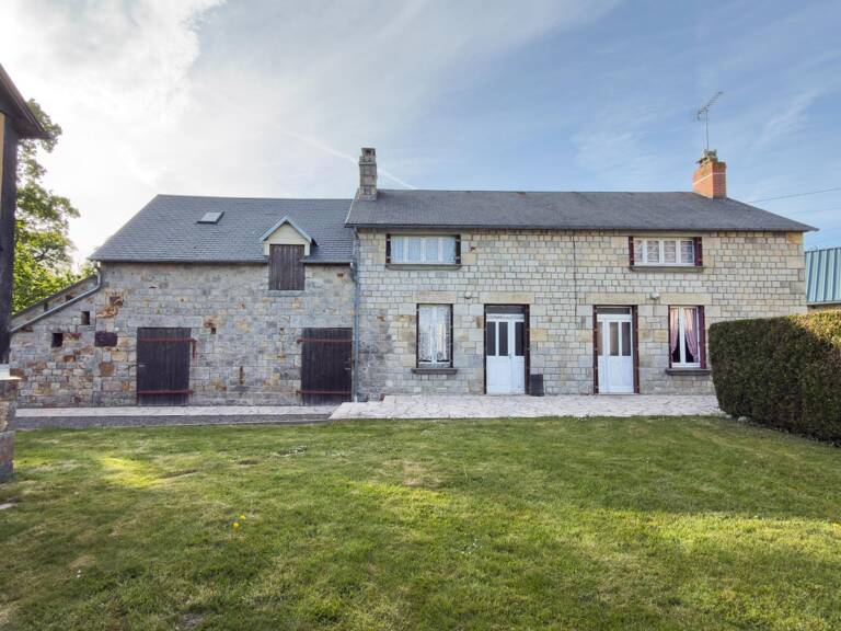 Deux maisons, un seul lieu, une multitude de projets ! Au cœur d'un environnement calme et verdoyant, découvrez cette propriété de caractère composée de deux habitations communicantes, de nombreuses dépendances et d'un agréable terrain de 2 100 m² bordé par un ruisseau. Une opportunité idéale pour une grande famille, un projet de gîtes ou un investissement locatif. — photo 1