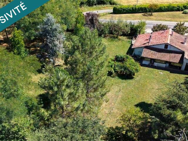 CHARMANTE MAISON SUR UN GRAND TERRAIN — photo du bien