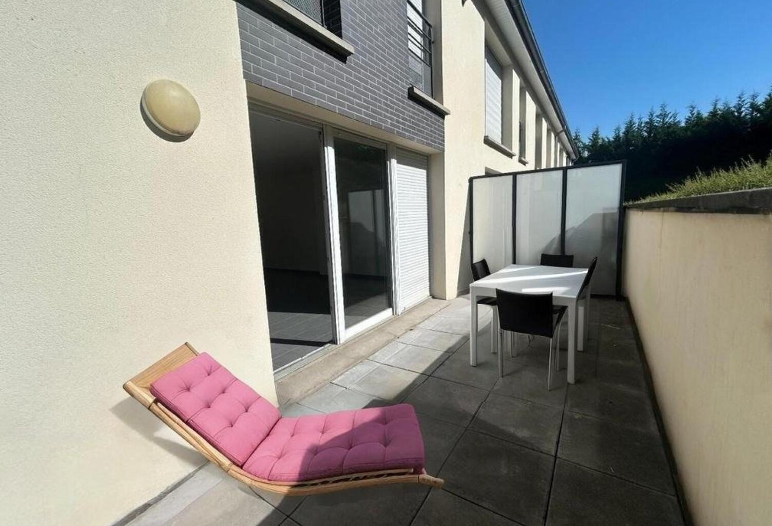 T3 lumineux avec de beaux volumes,  terrasse et double stationnement. — photo 1