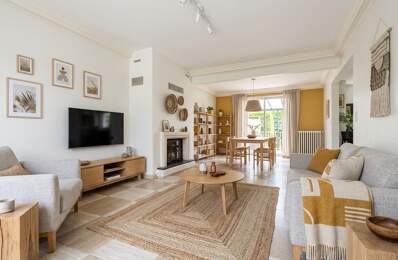 Maison familiale sans travaux avec garage 3 véhicules et jardin arboré — photo du bien